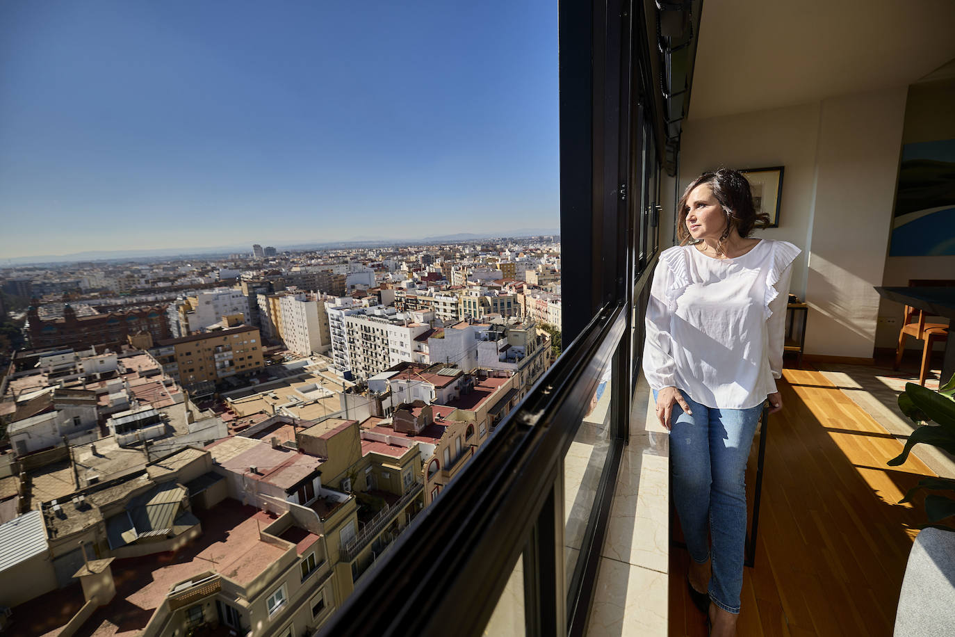 No hay edificios tan altos como esta finca cerca de donde vive Laura, así que no hay nada que dificulte la visión de la ciudad.