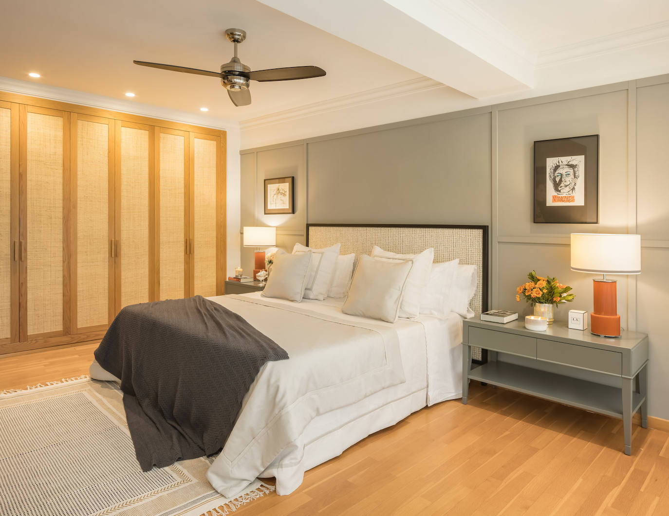 La pared del cabecero de la cama está revestida en una moldura de madera, que le da un aire muy elegante a la habitación principal.