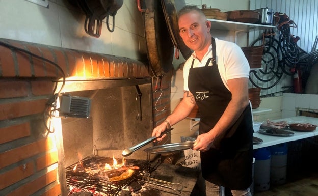 Imagen principal - Juan Benavent frente a las brasas, una 'torrrà' y una camarera con medio bocadillo. 