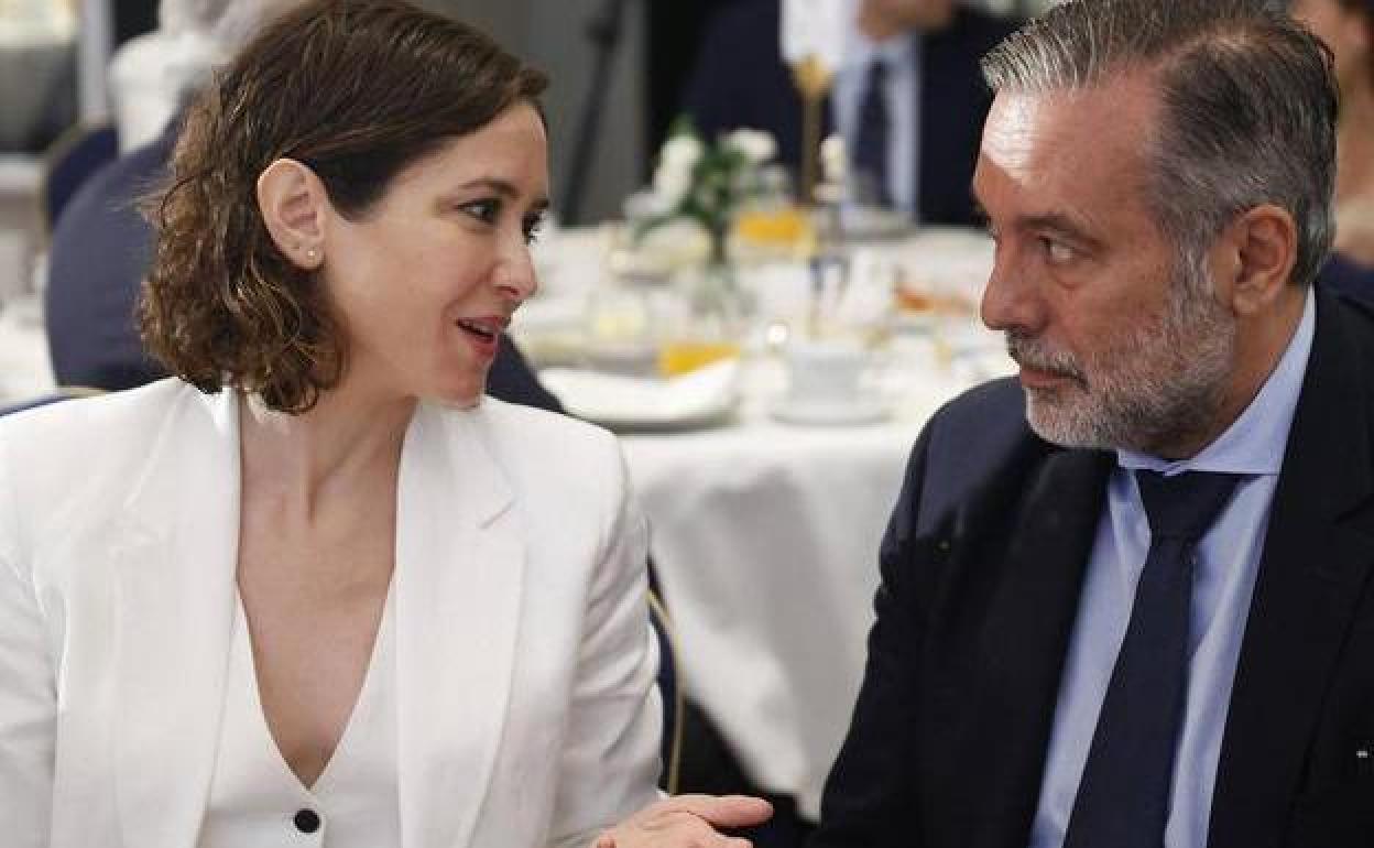 Díaz Ayuso y López durante un desayuno informativo en Madrid el pasado año