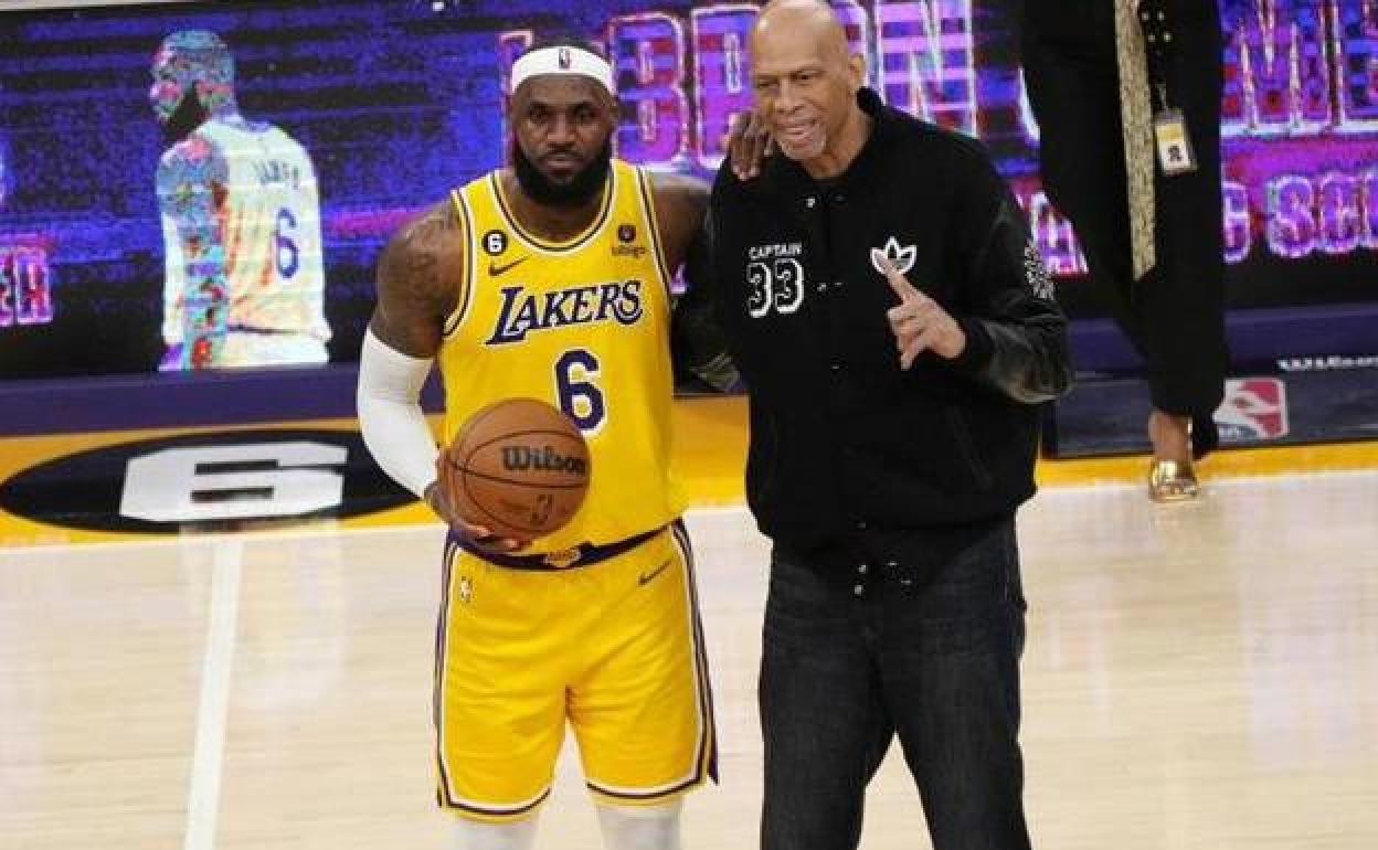 LeBron James, junto a Kareem Abdul-Jabbar