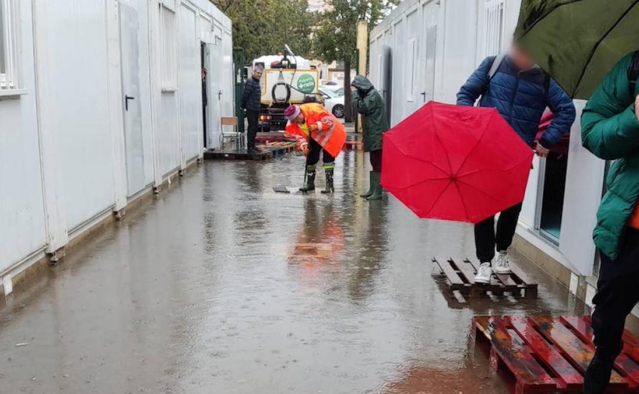 El acceso a los barracones del instituto. 