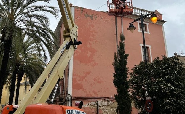 Actuaciones realizadas durante la mañana para evitar nuevos desprendimientos de la vivienda. 