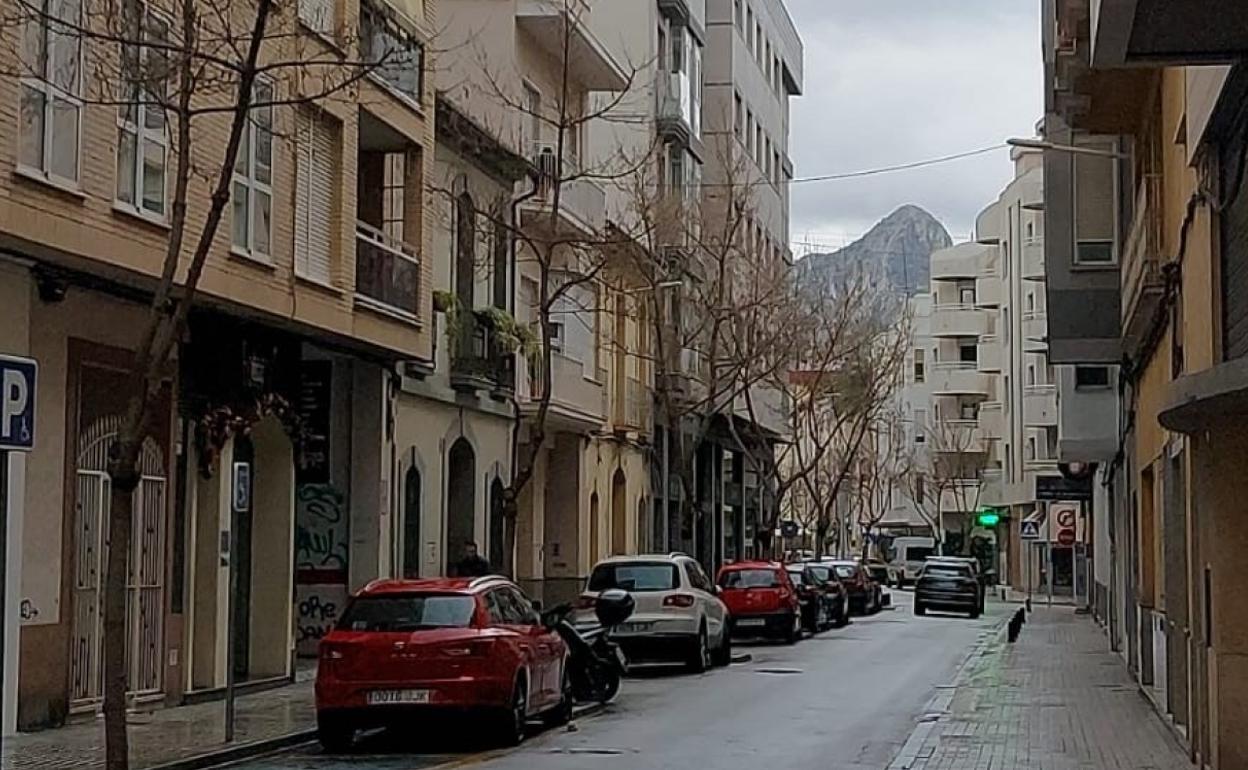 Calle Benicanena de Gandia, con el Mondúver de fondo. 