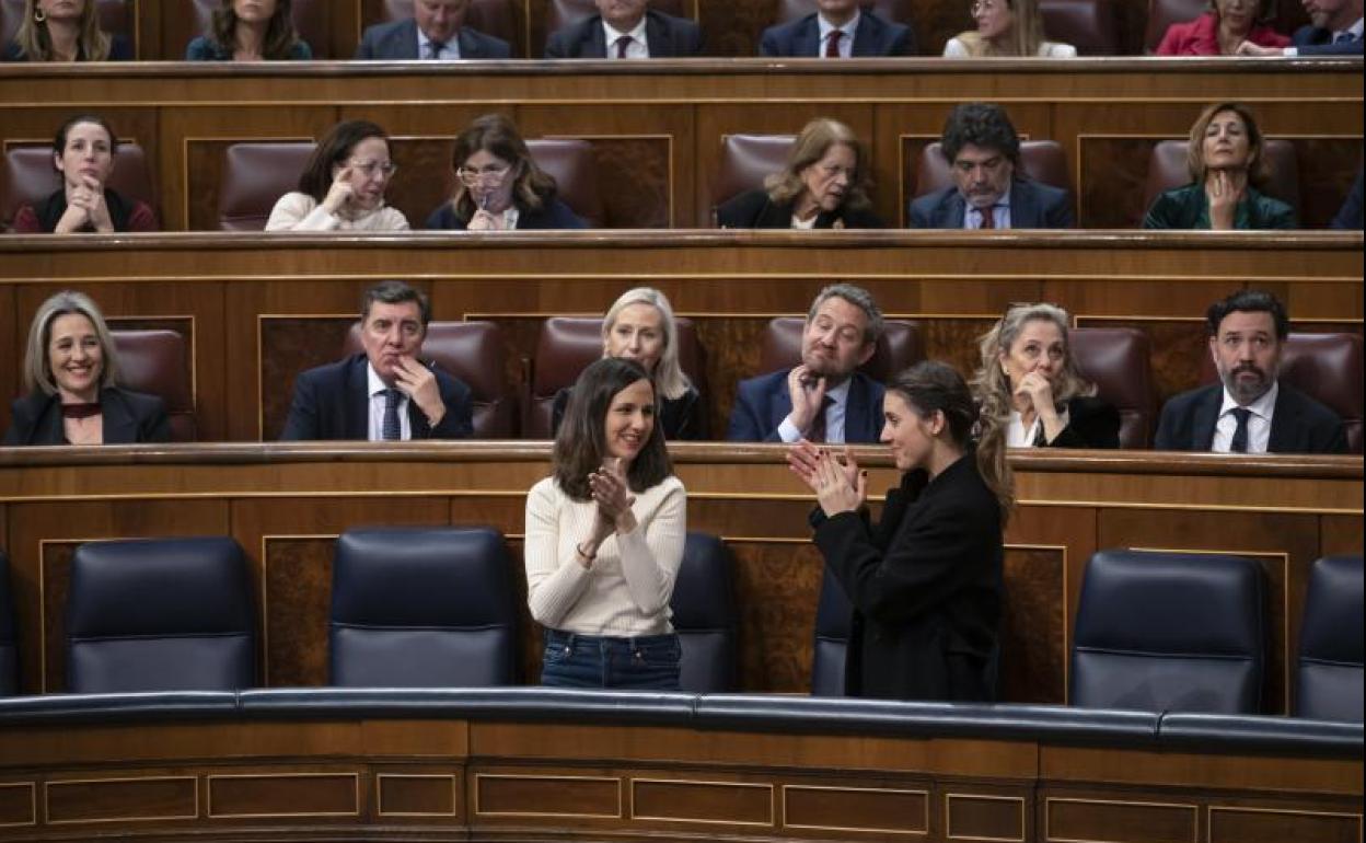 Las ministras de Derechos Sociales, Ione Belarra (c), y de Igualdad, Irene Montero (d), aplauden tras aprobarse el proyecto de ley de bienestar animal. 