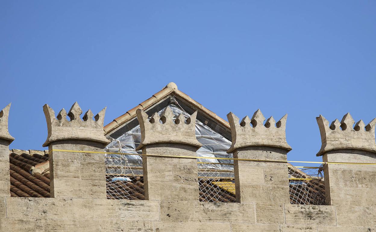 Hastial de la Lonja, con forma triangular, cubierto con un plástico. 