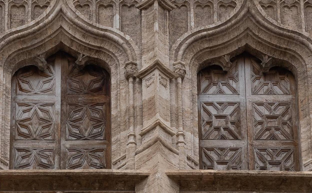 Ventanas de madera de la Lonja de Valencia. 