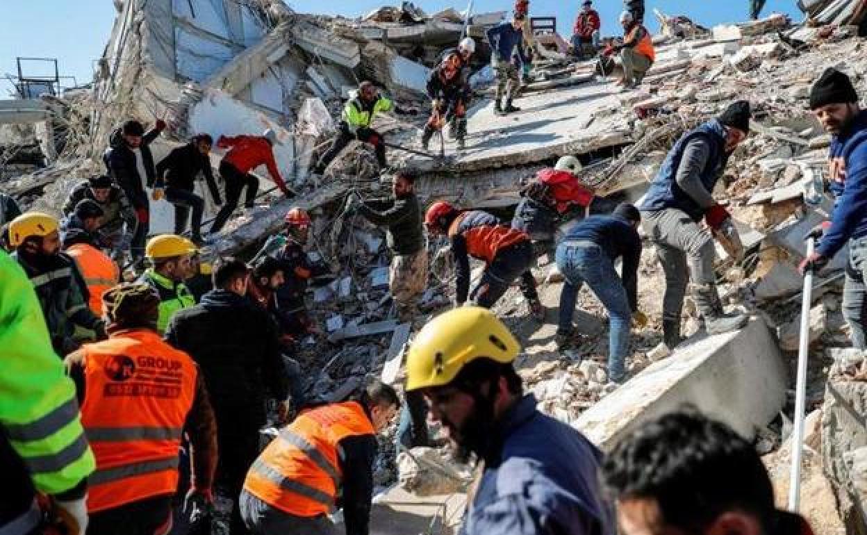 Equipos de rescate y voluntarios trabajan a destajo en Hatay