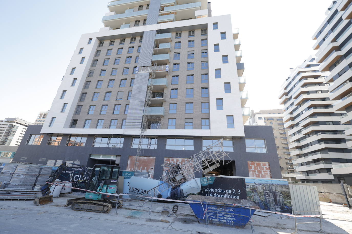 Fotos: Un trabajador muere al caer desde la séptima planta de un edificio en construcción en Valencia