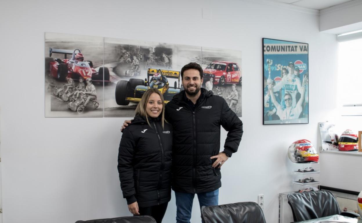 Nerea Martí posando junto a su nuevo equipo de F1. 