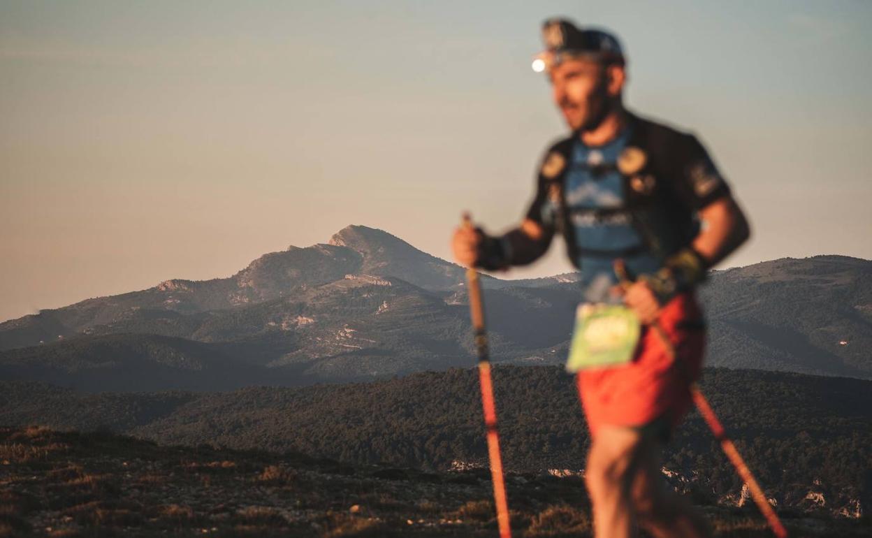 Un participante del Penyagolosa Trails en una idílica imagen. 