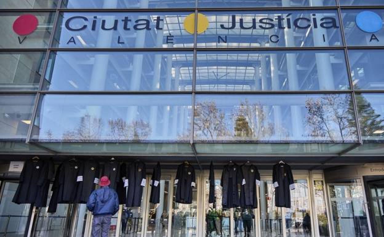 La fachada de la Ciudad de la Justicia, durante una protesta. 