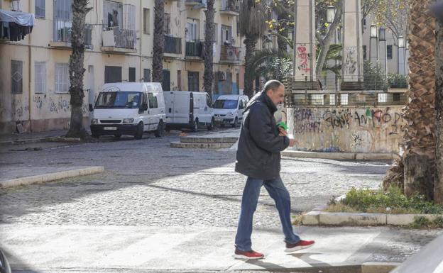 Un hombre recorre las Casitas Rosa, la zona más degradada del barrio de la Malvarrosa, esta misma semana. 