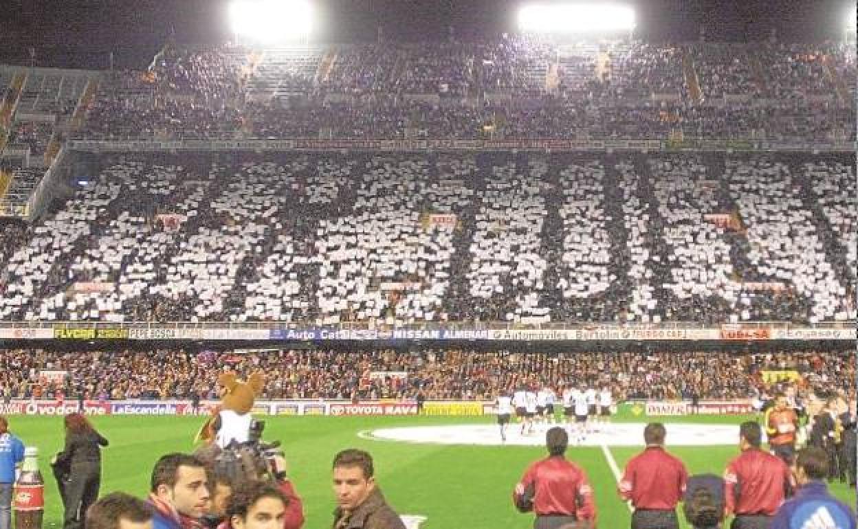 Un tifo en Mestalla, en una de las muchas noches en las que el estadio se ha convertido en una caldera. 