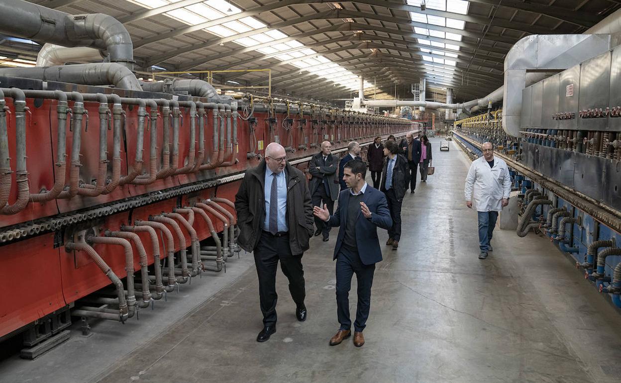 El alto responsable de la aplicación de la política comercial de la Comisión Europea, Denis Redonnet (i), visita una planta productiva de baldosas cerámicas. 