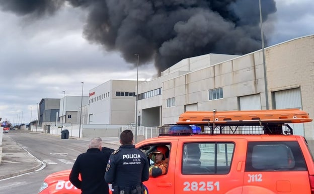 La columna de humo que ha provocado el incendio. 