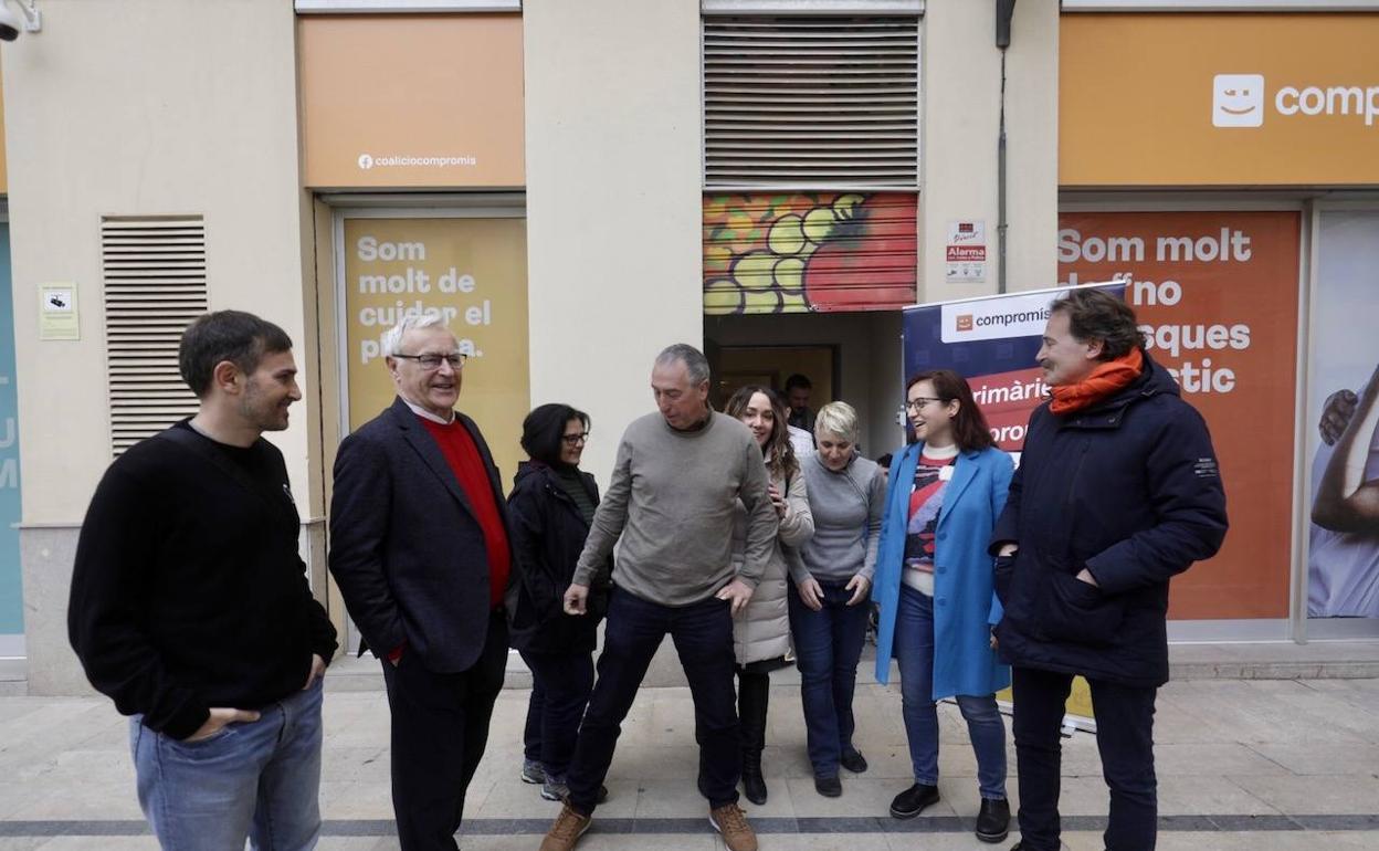 Campillo, Ribó, Baldoví y Robles, entre otros dirigentes, en la sede de Compromís. 