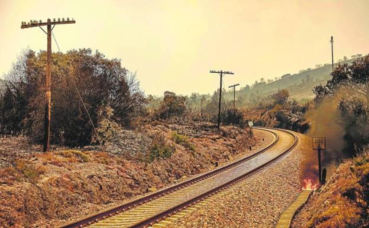 Tramo de las vías donde el tren se vio rodeado por el fuego. 