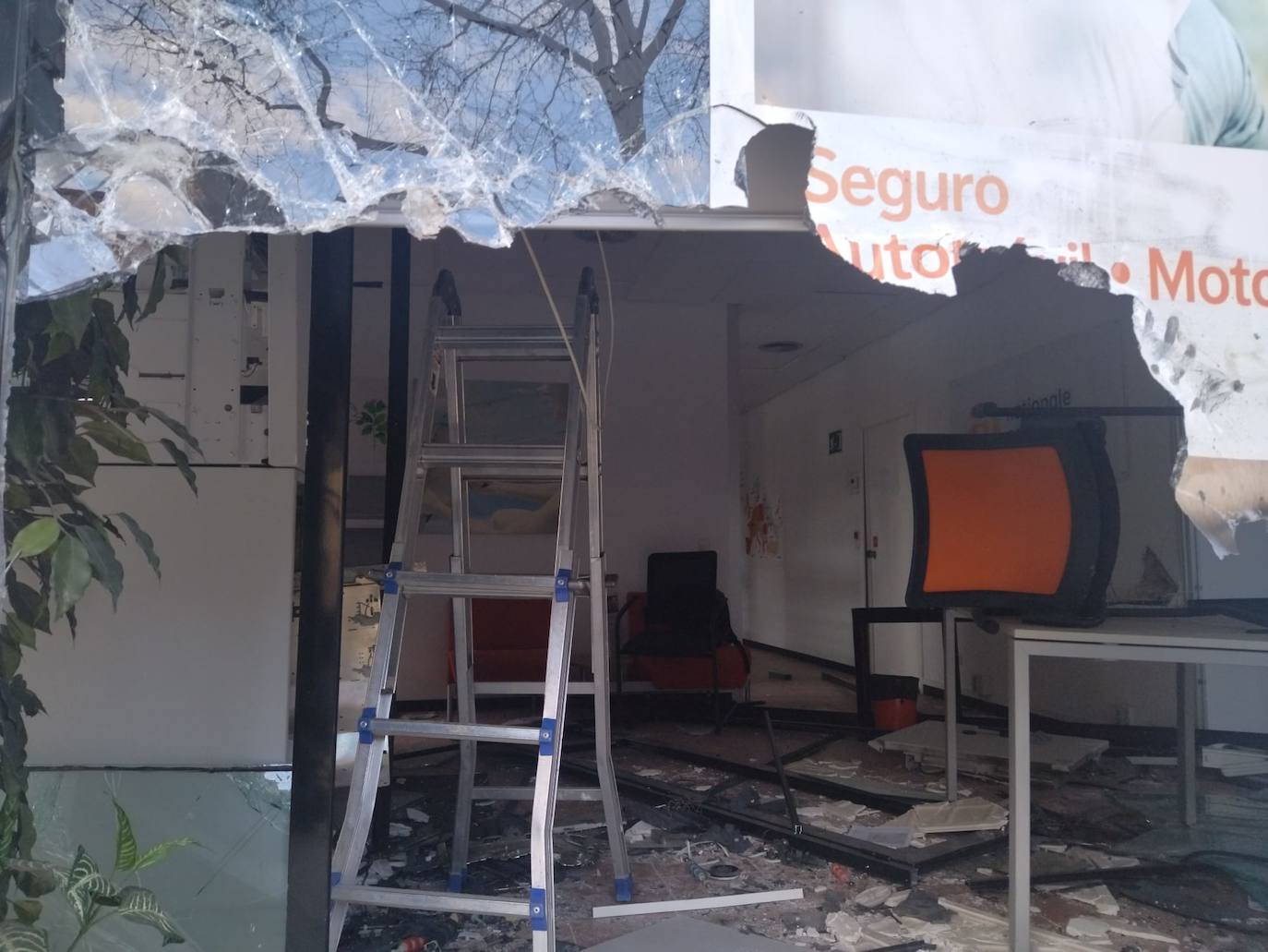 Fotos: Una banda asalta con explosivos un cajero de una sucursal bancaria en Valencia