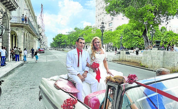 Boda gay en el Paseo del Prado, La Habana.