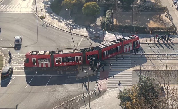 Dos atendidos en el descarrilamiento de un tranvía en la avenida Hermanos Maristas de Valencia