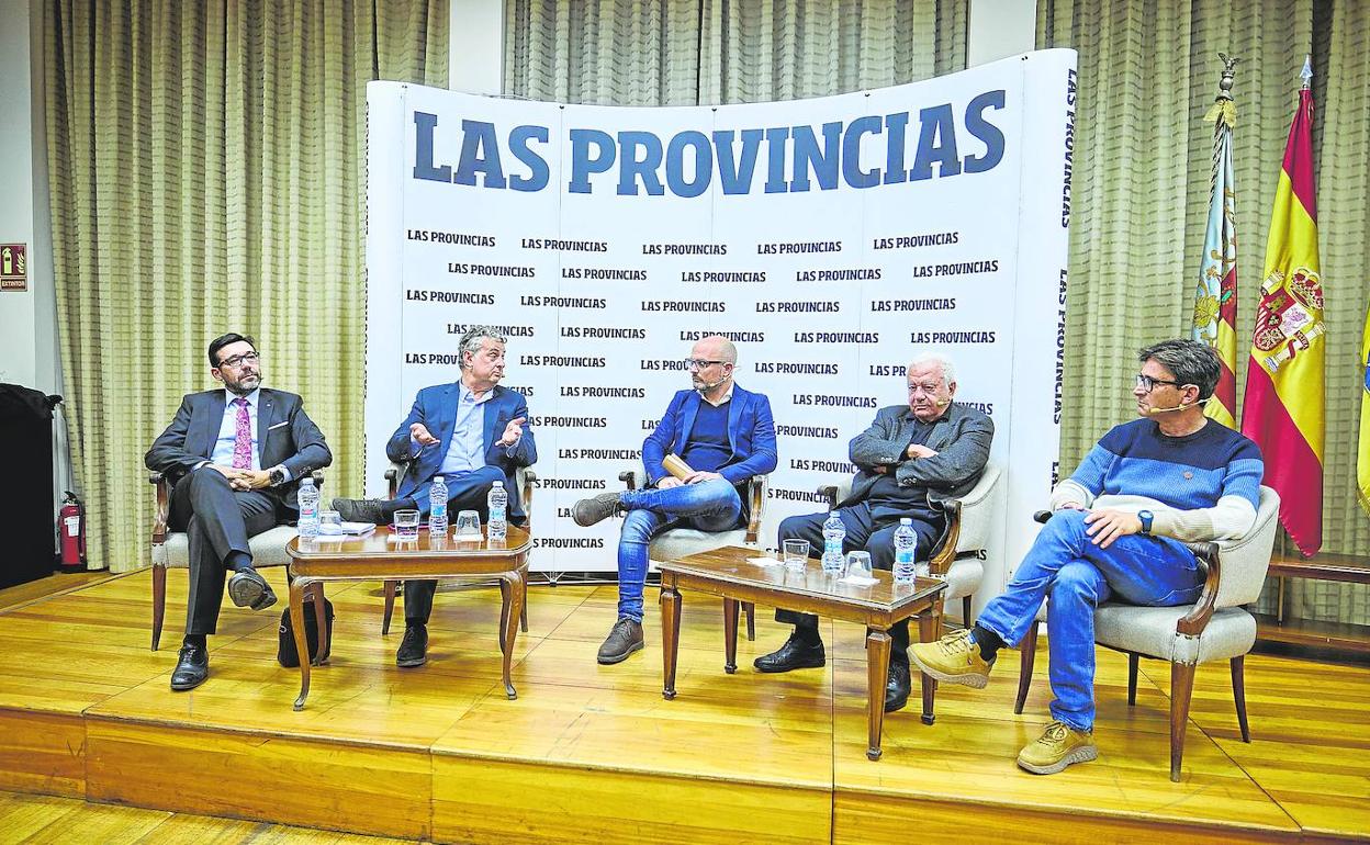 Dionisio Canales, Paco Lloret, Héctor Esteban, Paco Roig y Cayetano Ros, durante el debate celebrado en Casino de Agricultura. 