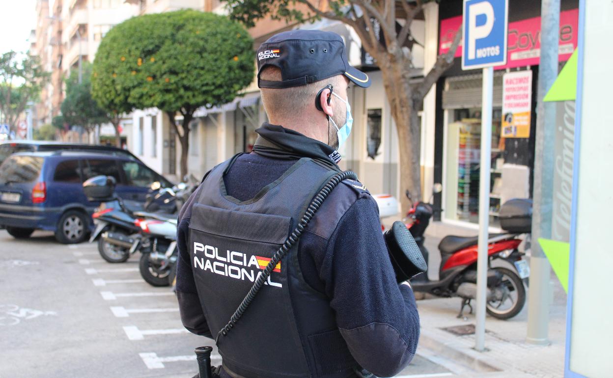 Detienen a una mujer de 35 años en Gandia por amenazar con un cuchillo a su pareja