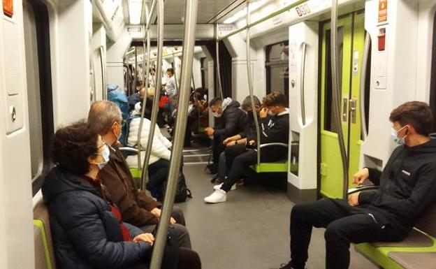 Imagen principal - El transporte público rebaja su precio a la mitad en Valencia