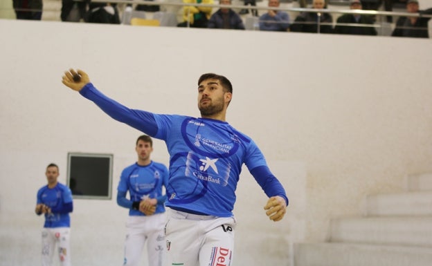 Francés juega de volea en una partida de la Lliga. 