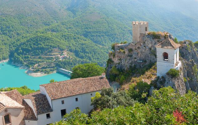 Guadalest (Alicante). Por último, esta pequeña localidad alicantina se encuentra también en la lista de los pueblos más bonitos de España 2023. 