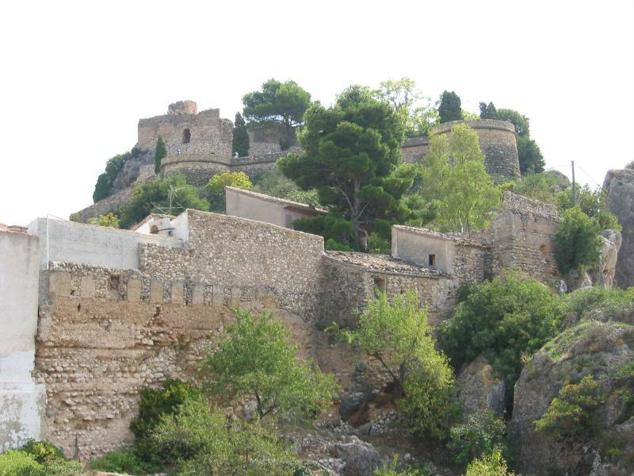 Guadalest (Alicante). La estatua de San Gregorio, la casa de la Orduña y la prisión medieval bajo el Ayuntamiento son algunas de las cosas que podrás disfrutar en este pueblo mágico. 