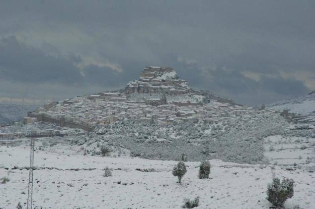 Morella (Castellón). Este pueblo cuenta con una gran edificación, tiene dieciséis torres, seis portales y dos kilómetros de muralla que protegen el pueblo de Morella