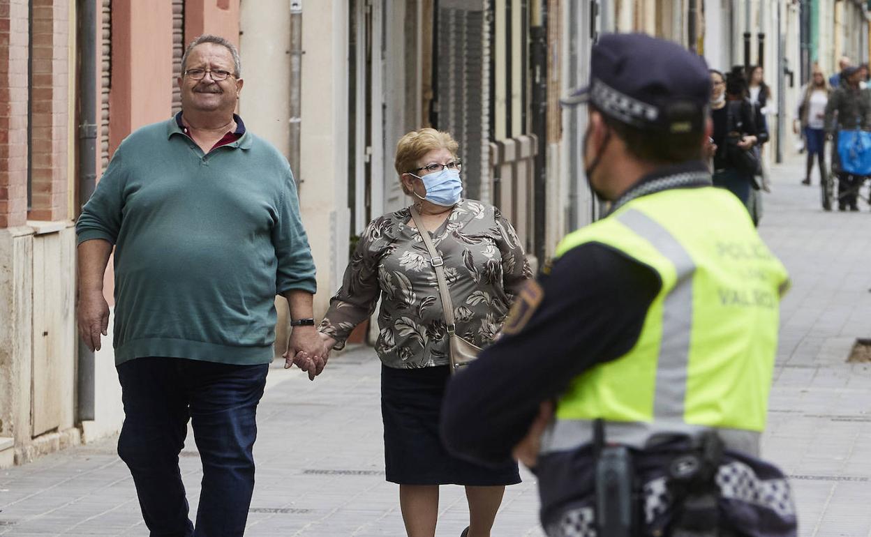 Un agente de la Policía, en el barrio de la Malvarrosa. 