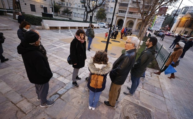 Imagen principal - El alcalde Joan Ribó, conversando con los vecinos, y nuevas zonas de juego en la plaza Virgen del Castillo. 