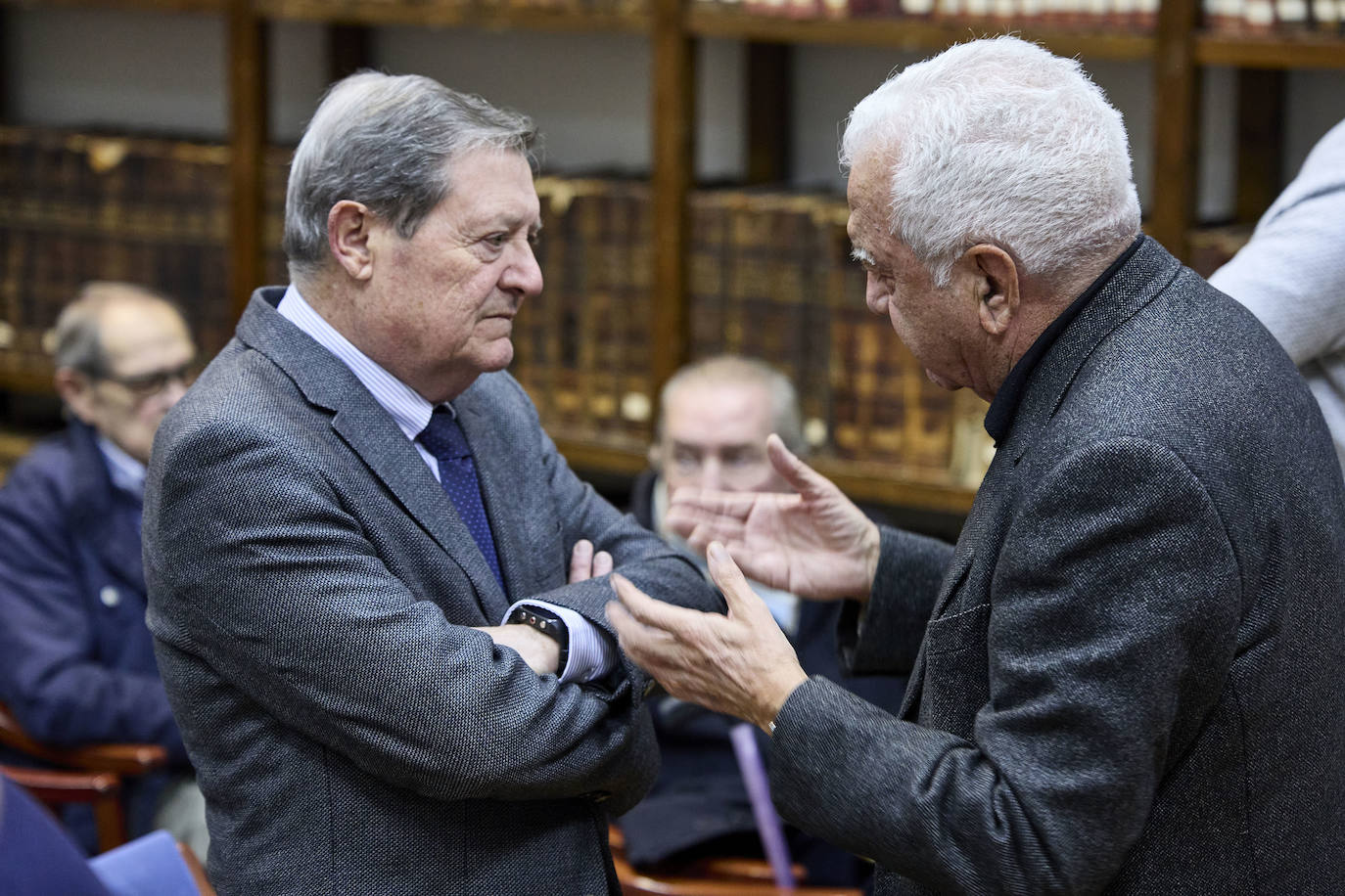 El valencianismo pide un paso al frente de los políticos y apuesta por el viejo Mestalla. Coincidieron en esta corriente tanto el expresidente Paco Roig como el vicepresidente de Libertad VCF, Dionisio Canales, así como los periodistas y colaboradores de este diario Paco Lloret y Cayetano Ros. Ellos, moderados por el jefe de Información, Hector Esteban.