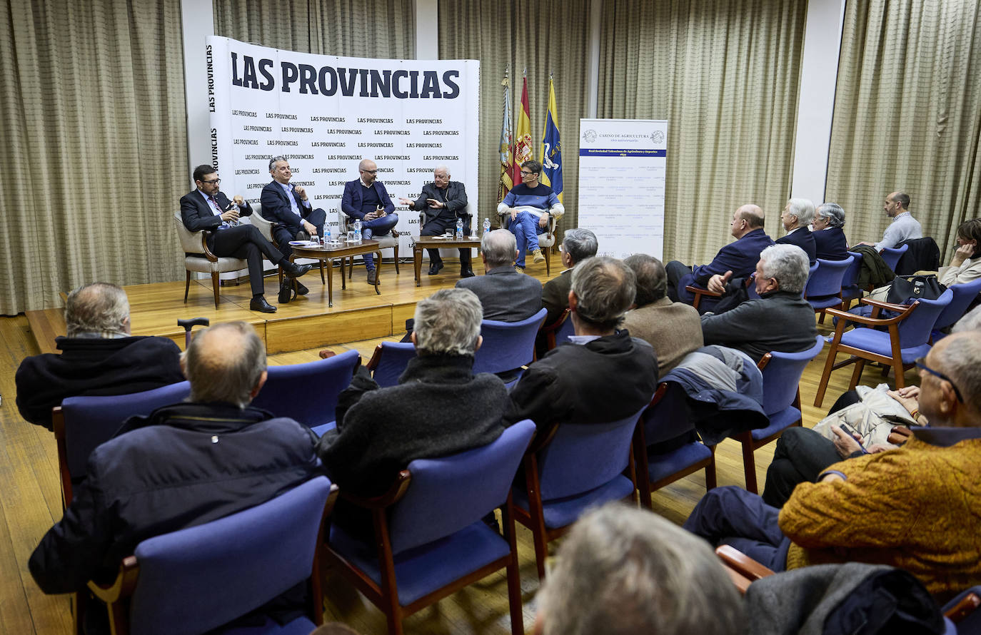 El valencianismo pide un paso al frente de los políticos y apuesta por el viejo Mestalla. Coincidieron en esta corriente tanto el expresidente Paco Roig como el vicepresidente de Libertad VCF, Dionisio Canales, así como los periodistas y colaboradores de este diario Paco Lloret y Cayetano Ros. Ellos, moderados por el jefe de Información, Hector Esteban.