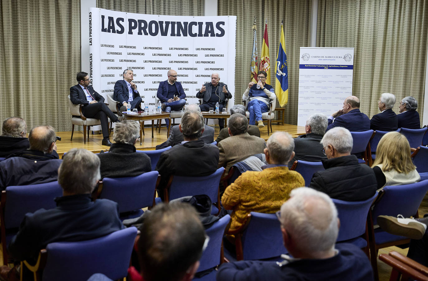 El valencianismo pide un paso al frente de los políticos y apuesta por el viejo Mestalla. Coincidieron en esta corriente tanto el expresidente Paco Roig como el vicepresidente de Libertad VCF, Dionisio Canales, así como los periodistas y colaboradores de este diario Paco Lloret y Cayetano Ros. Ellos, moderados por el jefe de Información, Hector Esteban.