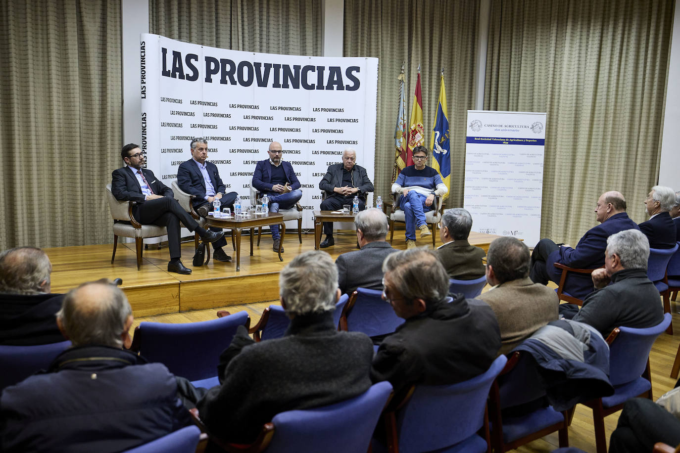 El valencianismo pide un paso al frente de los políticos y apuesta por el viejo Mestalla. Coincidieron en esta corriente tanto el expresidente Paco Roig como el vicepresidente de Libertad VCF, Dionisio Canales, así como los periodistas y colaboradores de este diario Paco Lloret y Cayetano Ros. Ellos, moderados por el jefe de Información, Hector Esteban.