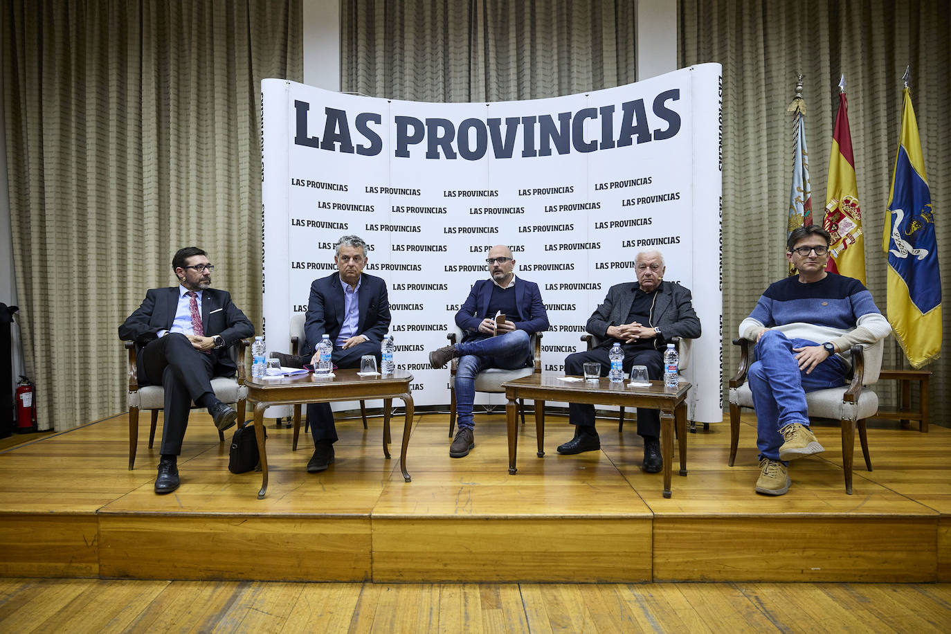 El valencianismo pide un paso al frente de los políticos y apuesta por el viejo Mestalla. Coincidieron en esta corriente tanto el expresidente Paco Roig como el vicepresidente de Libertad VCF, Dionisio Canales, así como los periodistas y colaboradores de este diario Paco Lloret y Cayetano Ros. Ellos, moderados por el jefe de Información, Hector Esteban.