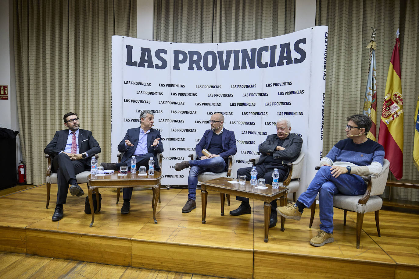 El valencianismo pide un paso al frente de los políticos y apuesta por el viejo Mestalla. Coincidieron en esta corriente tanto el expresidente Paco Roig como el vicepresidente de Libertad VCF, Dionisio Canales, así como los periodistas y colaboradores de este diario Paco Lloret y Cayetano Ros. Ellos, moderados por el jefe de Información, Hector Esteban.