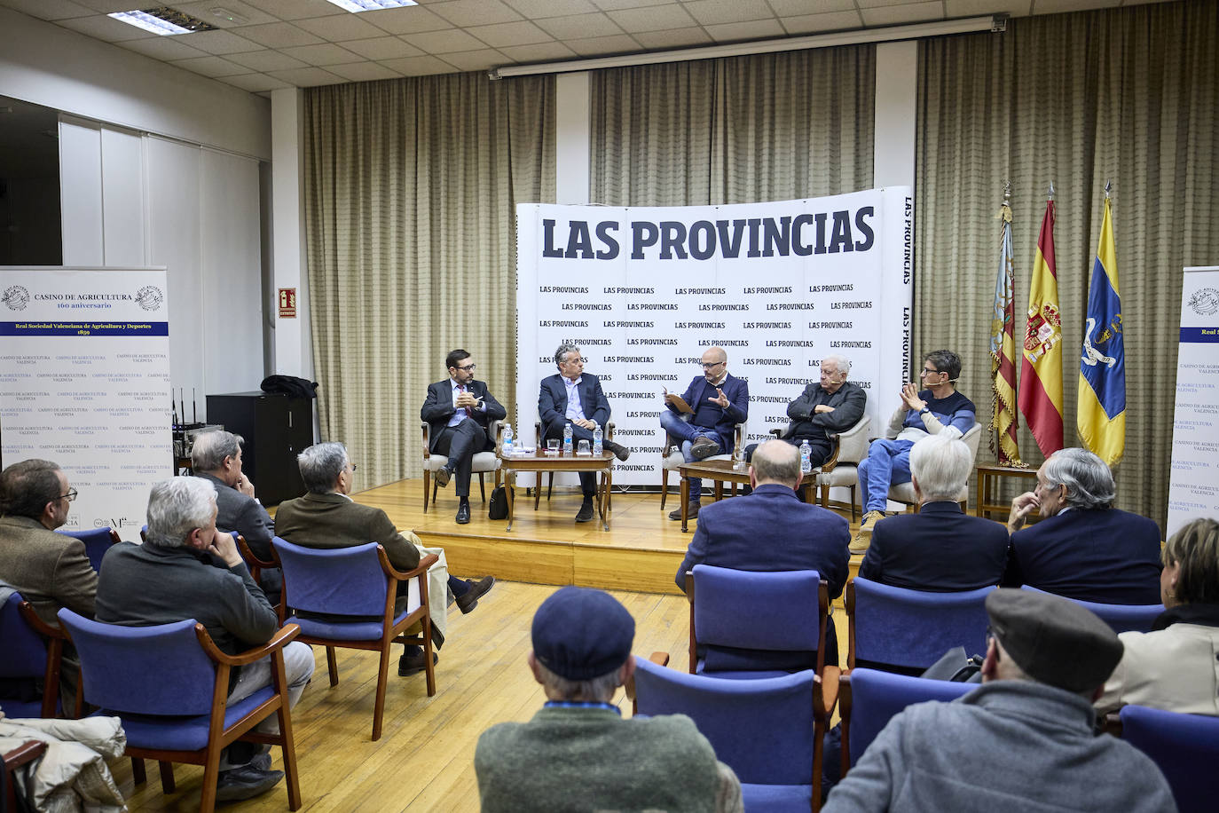 El valencianismo pide un paso al frente de los políticos y apuesta por el viejo Mestalla. Coincidieron en esta corriente tanto el expresidente Paco Roig como el vicepresidente de Libertad VCF, Dionisio Canales, así como los periodistas y colaboradores de este diario Paco Lloret y Cayetano Ros. Ellos, moderados por el jefe de Información, Hector Esteban.