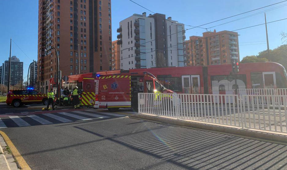 Fotos: Un tranvía descarrila en la avenida Hermanos Maristas de Valencia