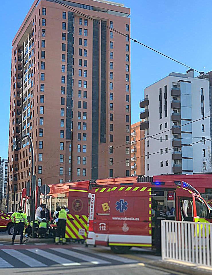 Fotos: Un tranvía descarrila en la avenida Hermanos Maristas de Valencia