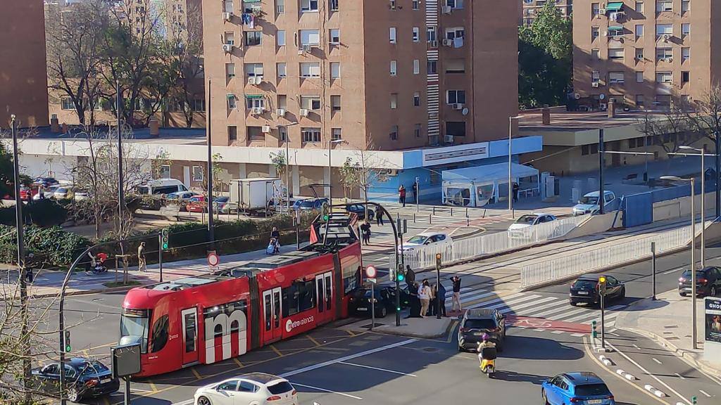 Fotos: Un tranvía descarrila en la avenida Hermanos Maristas de Valencia