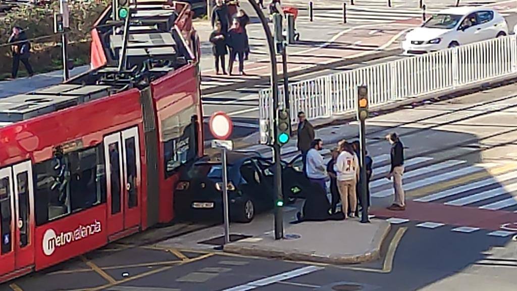 Fotos: Un tranvía descarrila en la avenida Hermanos Maristas de Valencia