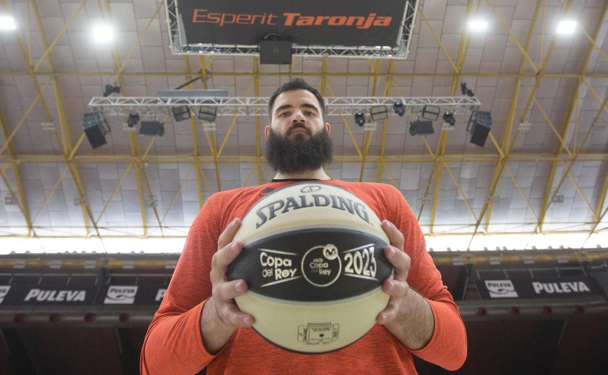 Dubljevic posa en la Fonteta con el balón oficial de la Copa del Rey. 