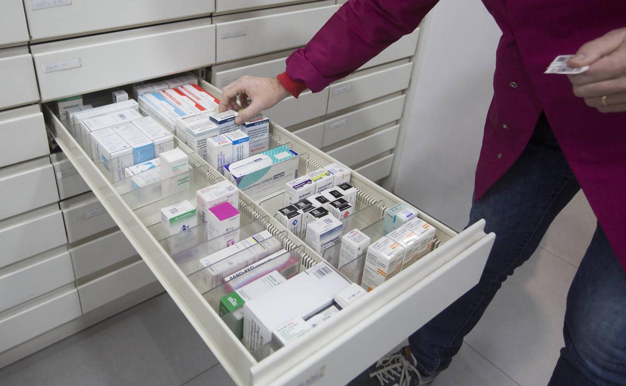 Cajón con medicamentos de una farmacia