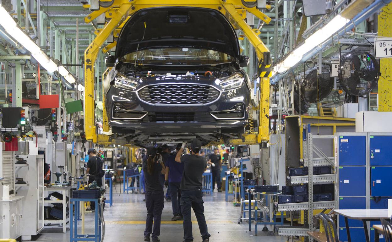 Una línea de montaje de la planta de Ford en Almussafes. 