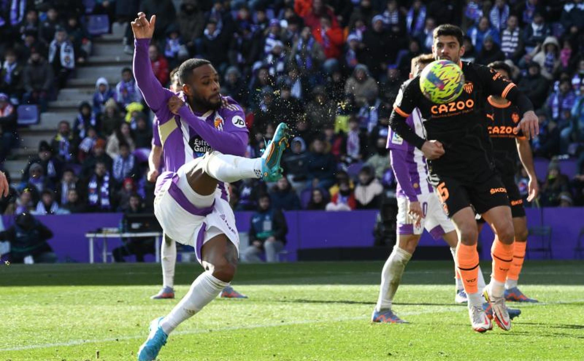 Larin remata en la acción que supuso la derrota del Valencia en Valladolid. 