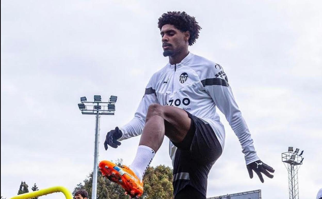 Thierry Correia entrenando esta mañana en la ciudad deportiva de Paterna, 